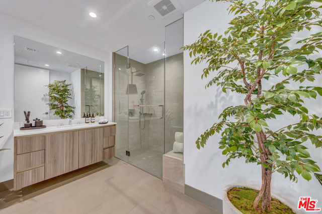 724 N Croft Avenue, Los Angeles CA: https://media.crmls.org/mediaz/46b6c0f8-a14a-490c-9f1c-c3de36b6d689.jpg