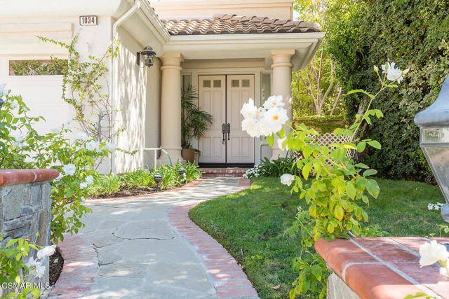 1034 Lambourne Place, Oak Park CA: https://media.crmls.org/mediaz/46b76a3f-2f59-4d40-a67d-6615a4cb1308.jpg