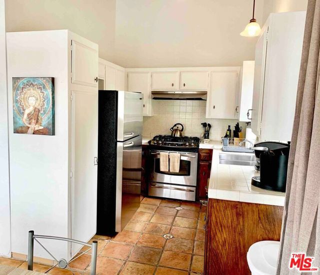 1152 1/2 N Ogden Drive, West Hollywood CA: https://media.crmls.org/mediaz/46b842ec-e415-43cd-971d-0d1ac9905ad4.jpg