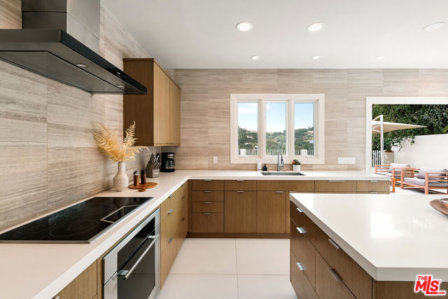 2612 Wallingford Drive, Beverly Hills CA: https://media.crmls.org/mediaz/46b8474d-81ef-4c6b-8edf-902ac3cb8882.jpg