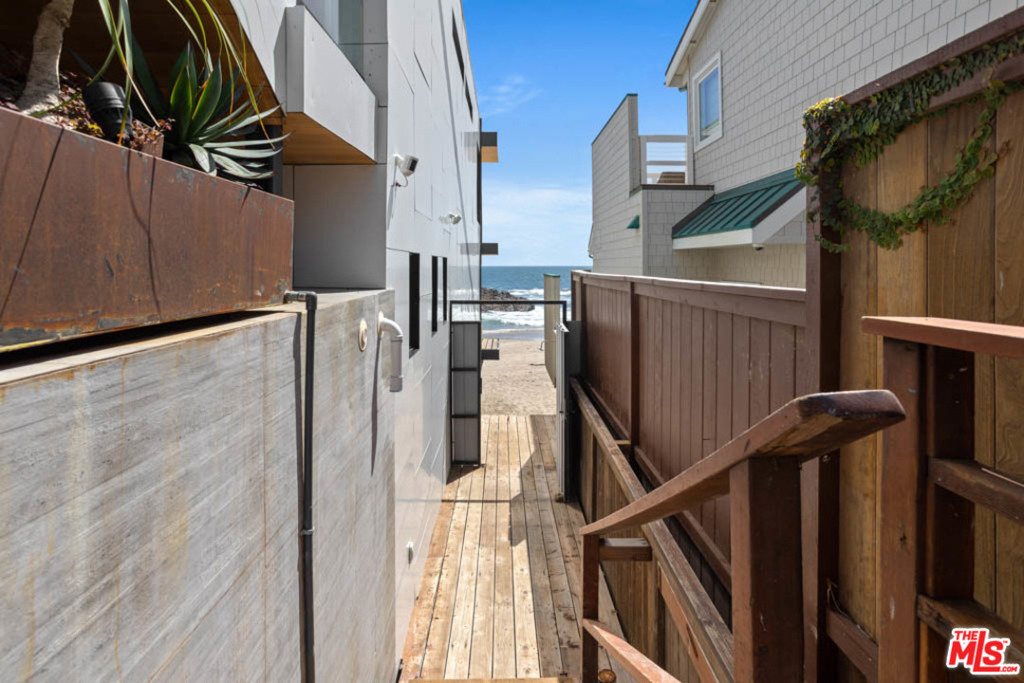 Guesthouse beach stairs