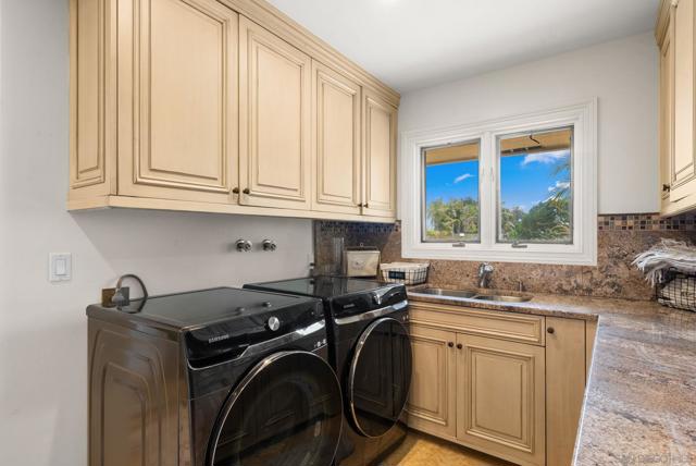 9351 La Jolla Farms Rd, San Diego CA: https://media.crmls.org/mediaz/46b8bcf3-7c71-48c8-b7c1-3917c3cee442.jpg