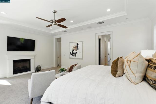22 W Hill Way, Orinda CA: https://media.crmls.org/mediaz/46b97927-0d4f-42dd-bc36-cf90da166a17.jpg
