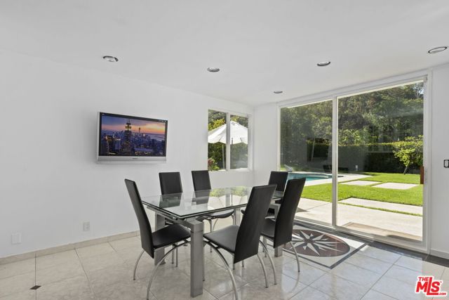 1860 Loma Vista Drive, Beverly Hills CA: https://media.crmls.org/mediaz/46b9a28f-95f0-424d-8f55-f4dc700284d0.jpg