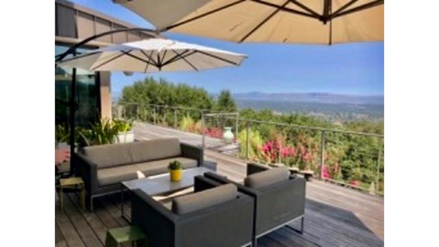 24860 Olive Tree Lane, Los Altos Hills CA: https://media.crmls.org/mediaz/46b9bffa-5ba1-4f7e-814a-13bf4cd3ca1f.jpg