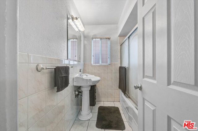 2463 Easy Avenue, Long Beach CA: https://media.crmls.org/mediaz/46bacd25-75d2-409c-88d9-ff968e0522e0.jpg