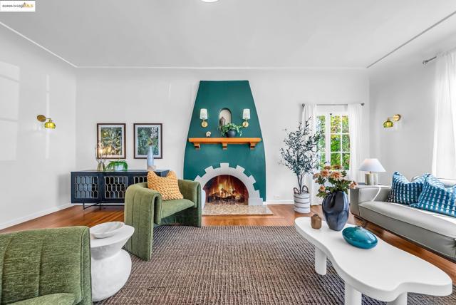 5605 Picardy Dr, Oakland CA: https://media.crmls.org/mediaz/46bad7ad-d3ce-4451-972f-286a8cbc65cb.jpg
