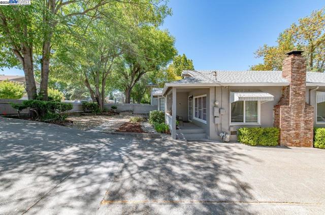 3939 Vineyard Ave, Pleasanton CA: https://media.crmls.org/mediaz/46bbb138-255b-4f7f-b41a-4b9ab4cffbfb.jpg