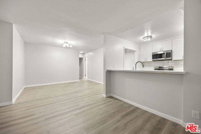 4170 Elm Avenue, Long Beach CA: https://media.crmls.org/mediaz/46bce59c-29cc-490a-9e5b-6af723a4bd51.jpg
