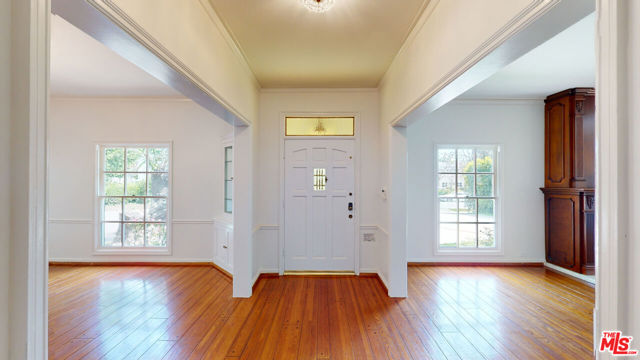 525 N Rexford Drive, Beverly Hills CA: https://media.crmls.org/mediaz/46bdc0e5-50d5-4ea8-88d6-b978496d5351.jpg