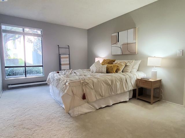 2 Admiral Dr, Emeryville CA: https://media.crmls.org/mediaz/46be5081-b684-4c5d-b212-4b562b3c24b8.jpg