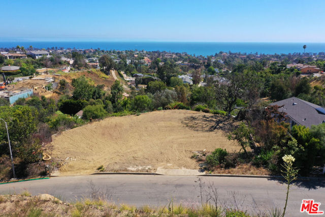 1243 Las Lomas Avenue, Pacific Palisades CA: https://media.crmls.org/mediaz/46be8524-b584-4a3b-abbc-ab4d128e6339.jpg