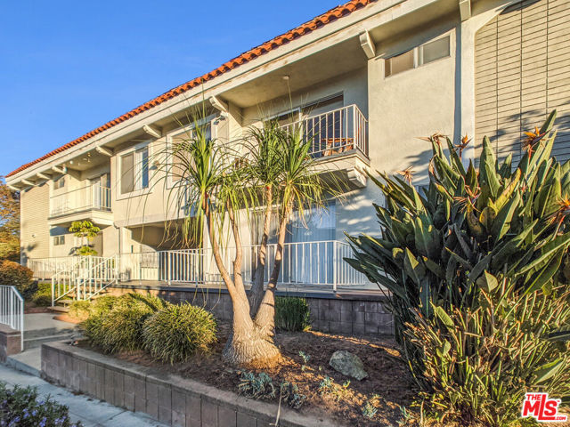 440 Raymond Avenue, Santa Monica CA: https://media.crmls.org/mediaz/46be973d-3f7f-4678-bc34-8b2df0a1448f.jpg