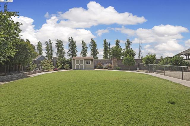 247 N Menlo Park Ct, Mountain House CA: https://media.crmls.org/mediaz/46bf0fed-dceb-4b00-bb59-416dcd10ca51.jpg