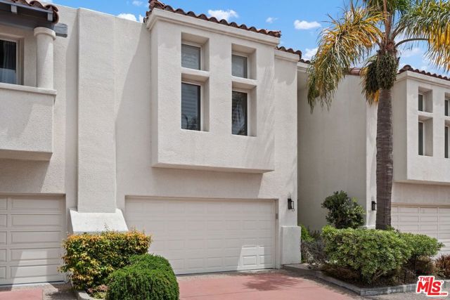 6435 Zumirez Drive, Malibu CA: https://media.crmls.org/mediaz/46bf33c1-516c-4db9-aaf3-e686374b8baa.jpg