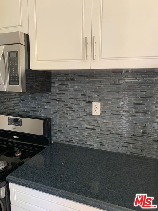 802 N Sweetzer Avenue, Los Angeles CA: https://media.crmls.org/mediaz/46c19ef6-3814-4643-b26b-3e8e04eaf66a.jpg