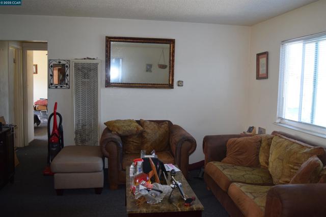 2518 Manchester Ave, San Pablo CA: https://media.crmls.org/mediaz/46c1e0a4-071a-4293-a8e7-e480a84d575e.jpg