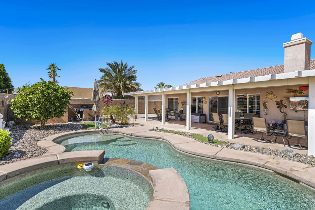 81349 Avenida Esmeralda