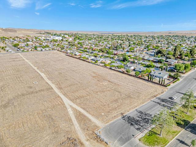 101 Amador Street, Avenal CA: https://media.crmls.org/mediaz/46c478ec-b874-49f9-8caa-e157b9e3e271.jpg