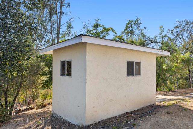 25311 Jesmond Dene Road, Escondido CA: https://media.crmls.org/mediaz/46c49f64-6fb5-41b7-acb2-a18707e2fc51.jpg