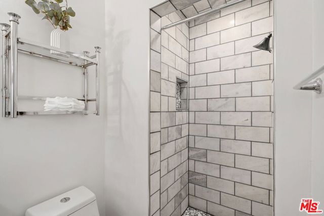 8131 Paso Robles Avenue, Lake Balboa CA: https://media.crmls.org/mediaz/46c6594f-f7bd-4612-ad19-3dd0c44c5618.jpg