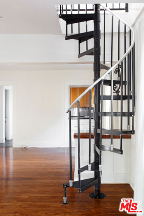 547 Brooks Avenue, Venice CA: https://media.crmls.org/mediaz/46ca25f0-9558-4ddb-ae70-a2a4a16a543c.jpg