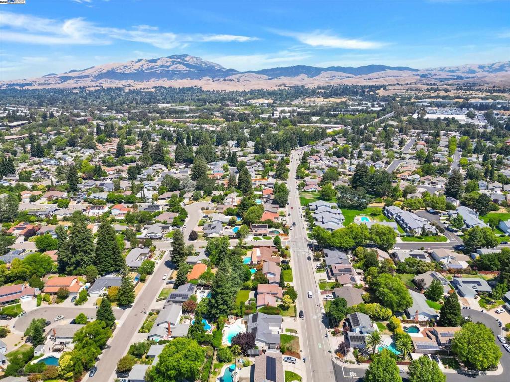 https://media.crmls.org/mediaz/46cb5827-d648-4d97-831a-41dfdbf9d854.jpg?preset=X-Large
