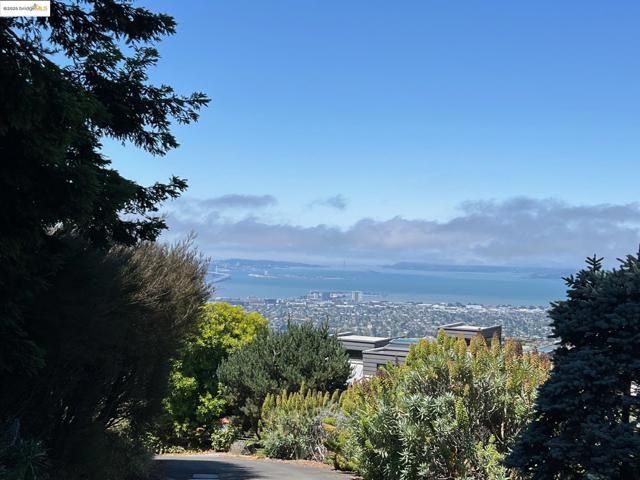 5950 Grizzly Peak Blvd, Oakland CA: https://media.crmls.org/mediaz/46ccf603-eb3c-4525-a89a-f84fcc39390f.jpg