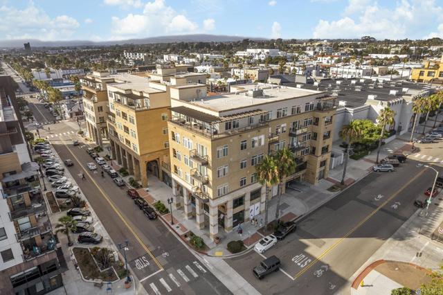 301 Mission Avenue, Oceanside CA: https://media.crmls.org/mediaz/46cdd05a-4577-4c9e-be3b-70997c59081a.jpg
