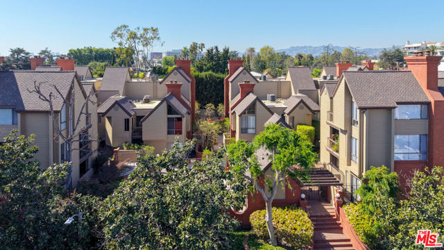 835 S Lucerne Boulevard, Los Angeles CA: https://media.crmls.org/mediaz/46cf6515-336c-402d-b587-2ac84dedd092.jpg