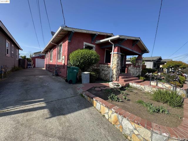 1953 102nd Ave, Oakland CA: https://media.crmls.org/mediaz/46cfc627-8281-4737-bfe8-73b397bc64f8.jpg