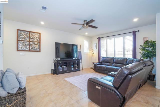 298 McClelland Way, Oakley CA: https://media.crmls.org/mediaz/46cfe8df-90f3-472c-a22e-c2930cbae2fe.jpg
