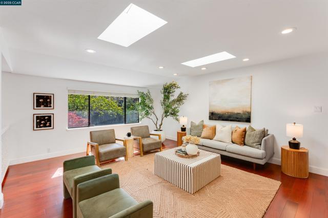 2424 San Miguel Dr, Walnut Creek CA: https://media.crmls.org/mediaz/46d01d55-fc8a-4139-9864-e5786b1132b7.jpg