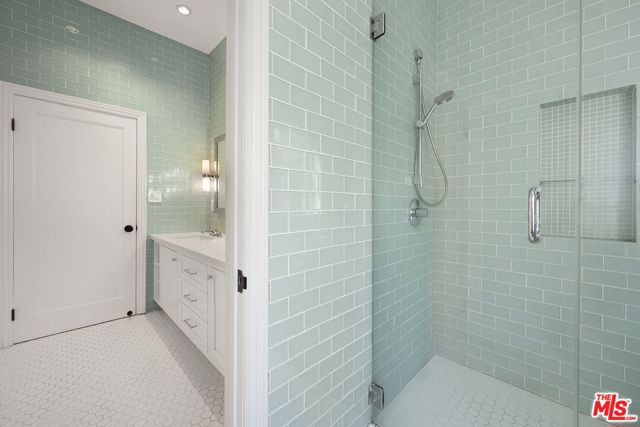 516 Lincoln Boulevard, Santa Monica CA: https://media.crmls.org/mediaz/46d03b8c-77cf-4882-a5c9-23f393fe7876.jpg