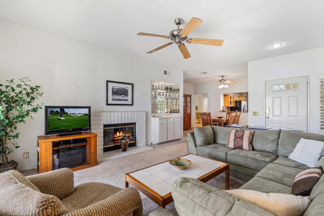 280 Vista Royale W Circle, Palm Desert CA: https://media.crmls.org/mediaz/46d13076-5126-4484-ac6e-a815a848eb73.jpg