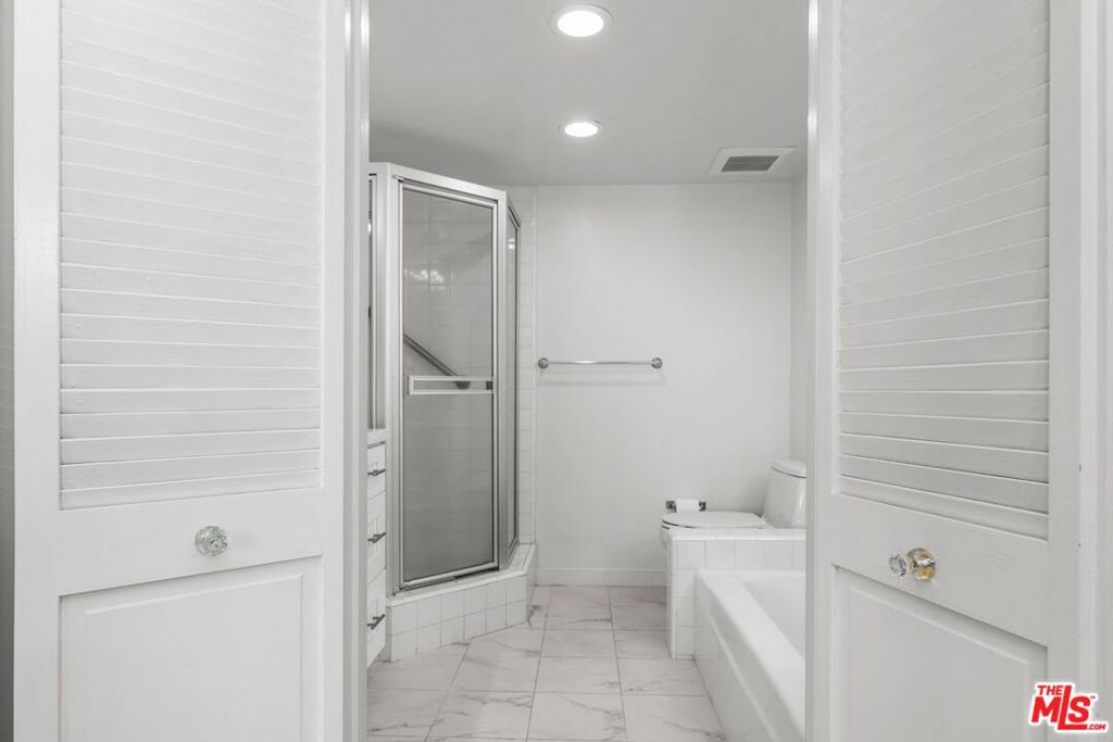 https://media.crmls.org/mediaz/46d1502b-bd0a-42a0-87a4-d68c46006b54.jpg?preset=X-Large