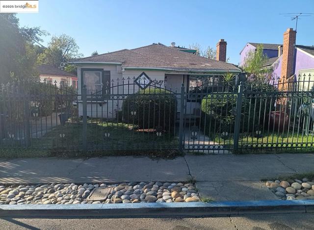 5467 Crittenden St, Oakland CA: https://media.crmls.org/mediaz/46d1f76f-5ea6-4cee-b6ee-0158be6eeacb.jpg