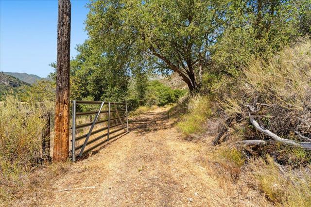47292 Arroyo Seco Road, Greenfield CA: https://media.crmls.org/mediaz/46d1ff14-b828-4d1a-ae38-cd46e73db4c8.jpg