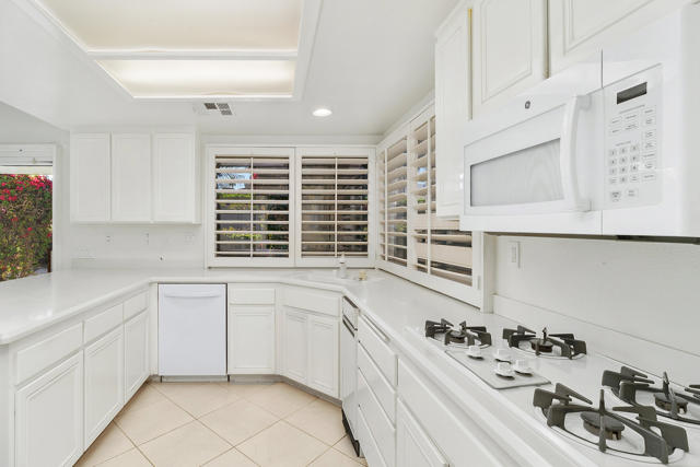 2 Vistara Drive, Rancho Mirage CA: https://media.crmls.org/mediaz/46d240e4-f923-4a45-b6f3-cadb7114004e.jpg