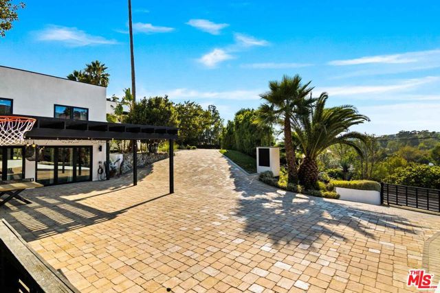 27120 Sea Vista Drive, Malibu CA: https://media.crmls.org/mediaz/46d3c9b0-8a9b-4120-941d-bb2a4ee2d048.jpg