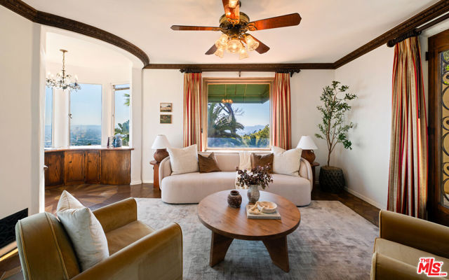 2200 Maravilla Drive, Los Angeles CA: https://media.crmls.org/mediaz/46d3f5ff-b6cc-4903-9e40-12ded00d6826.jpg