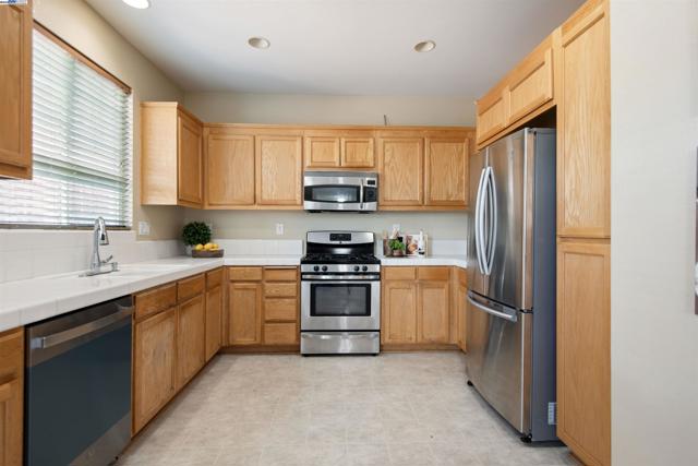 181 Maidenhair St, Pittsburg CA: https://media.crmls.org/mediaz/46d4b65b-5ba8-4268-93e9-1183b57f912f.jpg