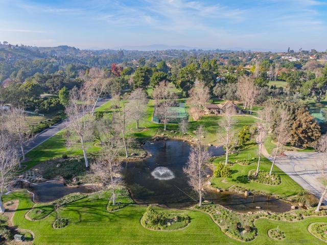 11 Country Glen Rd, Fallbrook CA: https://media.crmls.org/mediaz/46d51947-e61b-4898-bf13-860d6b44707c.jpg