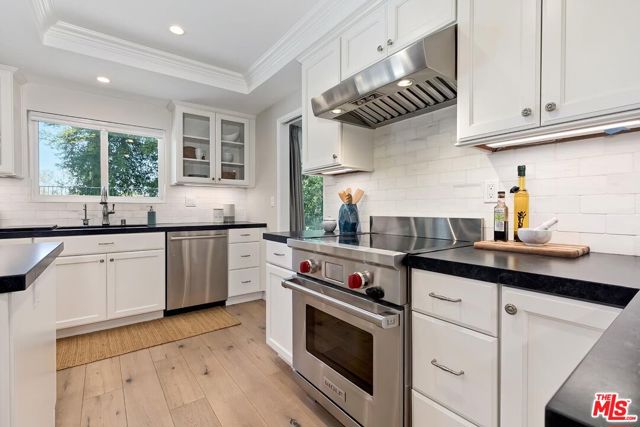 2968 Nicada Drive, Los Angeles CA: https://media.crmls.org/mediaz/46d53d58-d986-4332-9b4b-6a56558aa07a.jpg