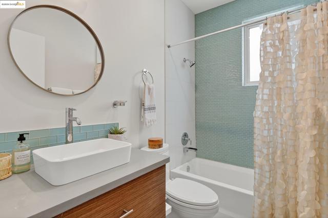 678 Walavista Ave, Oakland CA: https://media.crmls.org/mediaz/46d56bc2-53c1-41d7-8d85-781db2b2ac55.jpg