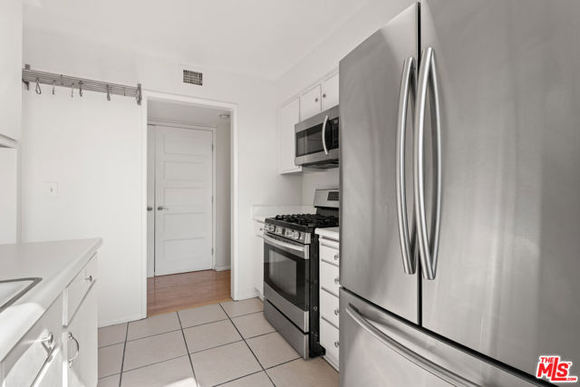 14990 Victory Boulevard, Van Nuys CA: https://media.crmls.org/mediaz/46d65aa4-3a53-4b63-b5e6-40b1275ee916.jpg