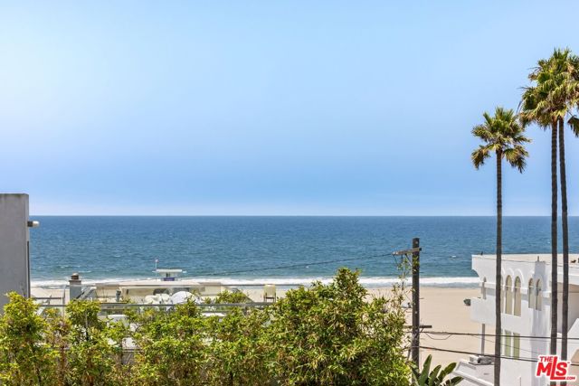 32 Galleon Street, Marina del Rey CA: https://media.crmls.org/mediaz/46d673d7-c2bb-4404-aee2-ce9556435883.jpg