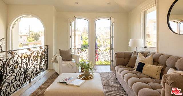 1113 Amherst Avenue, Los Angeles CA: https://media.crmls.org/mediaz/46d6996b-6701-4fdb-830d-e67069fde338.jpg