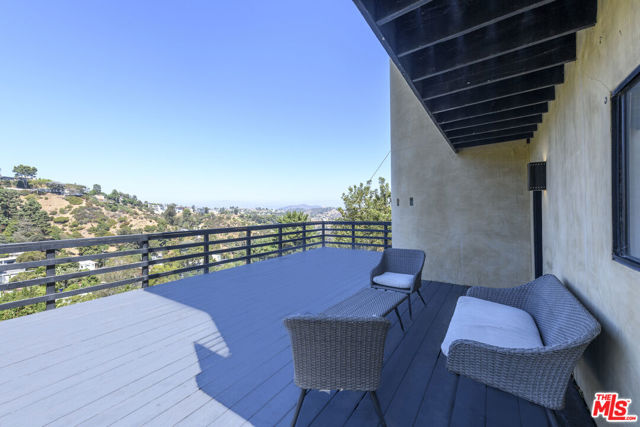 8581 Cole Crest Drive, Los Angeles CA: https://media.crmls.org/mediaz/46d7b53a-a494-48dd-98a6-4597d03fbbfe.jpg