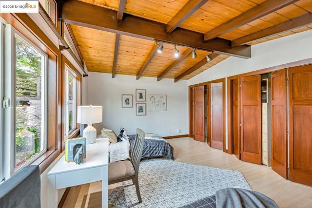 6815 Paso Robles Dr, Oakland CA: https://media.crmls.org/mediaz/46d94a01-3bc2-4684-87c0-21dbfa6db187.jpg